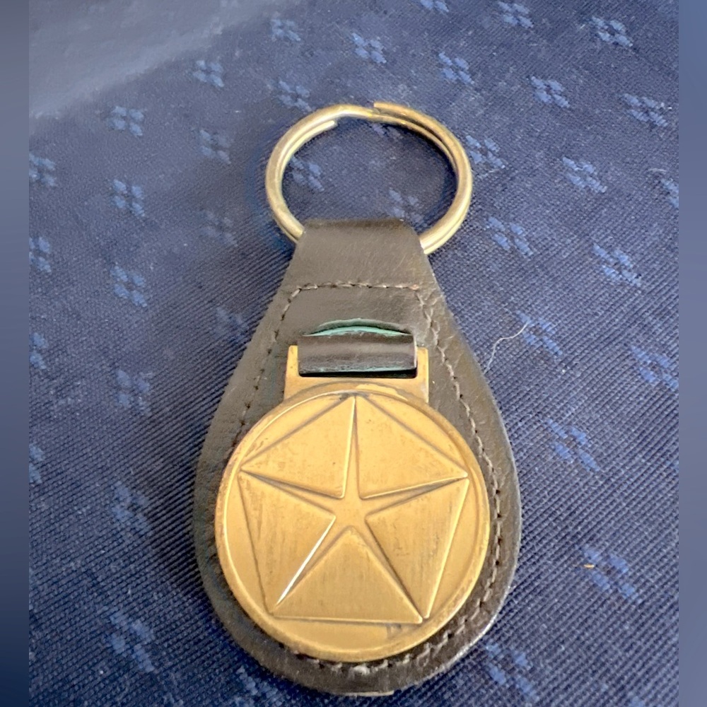 VTG CHRYSLER EMBLEM LEATHER & BRASS KEYCHAIN VIP DELIVERY SYSTEMMOPAR AUTO